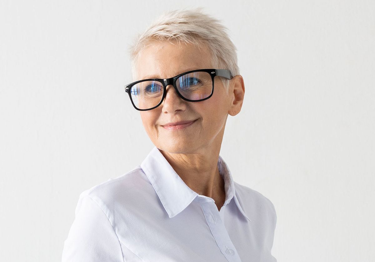 Frau mit Brille und kurzen Haaren