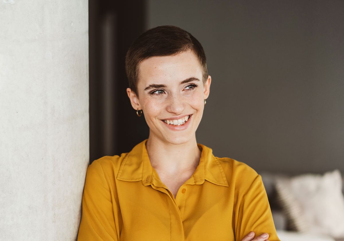 Frau mit kurzen Haaren